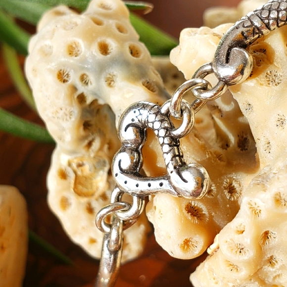 EUC Brighton Heart Bracelet & Earring Set with Tin - Picture 3 of 16